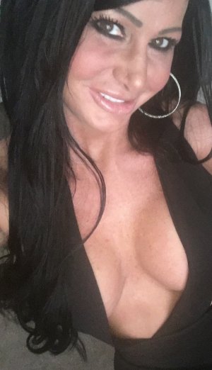 Rosiane call girl in Bellwood IL